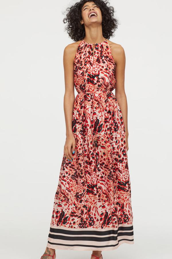 Vestido largo de satén de H&M (39,99 euros) con ligero drapeado. Lleva la parte superior ajustada, con una abertura de pico en el cuello y cintura elástica con cordón de ajuste. El cuerpo va forrado.