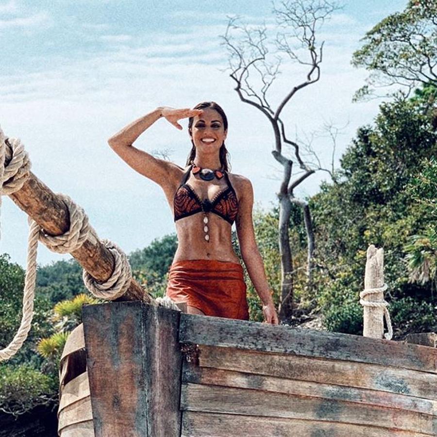 Lara Álvarez no duda en apostar por bikinis con sujetador efecto 'push up' que realzan el pecho y hacen un escote súper sexy.