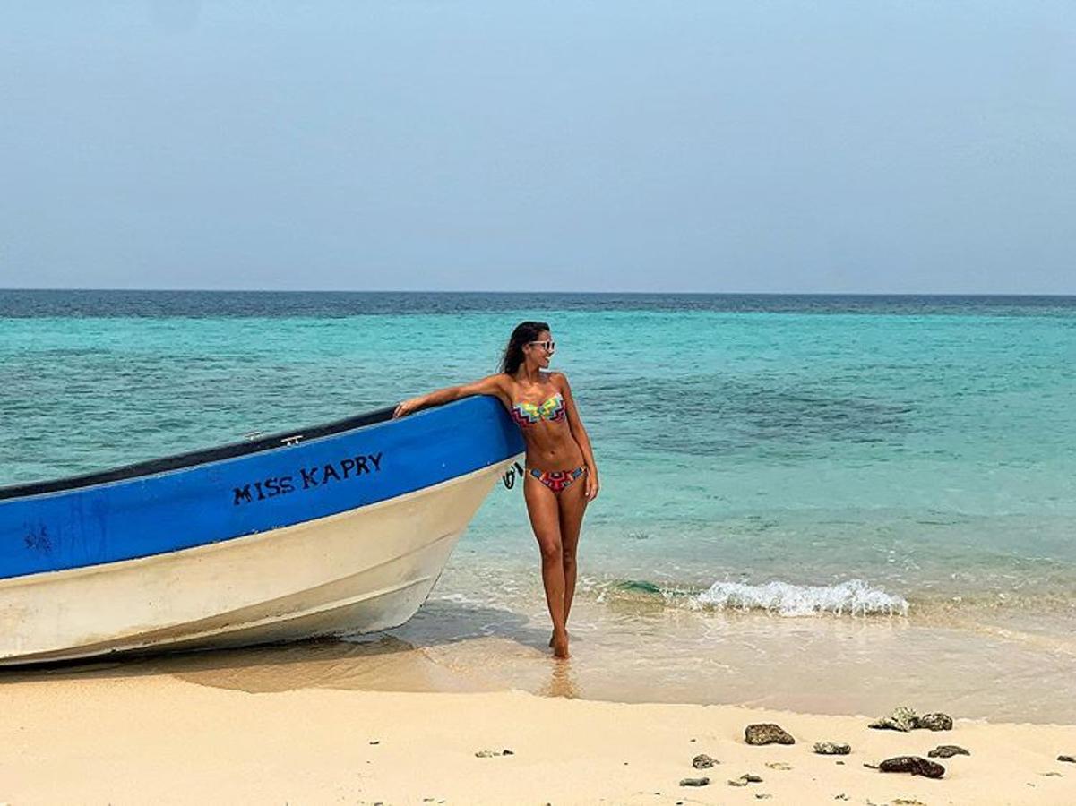 Nos encanta este bikini de Lara Álvarez por sus colores potentes que potencian el bronceado, y el original estampado geométrico que, en la zona del escote, realzan visualmente el pecho.