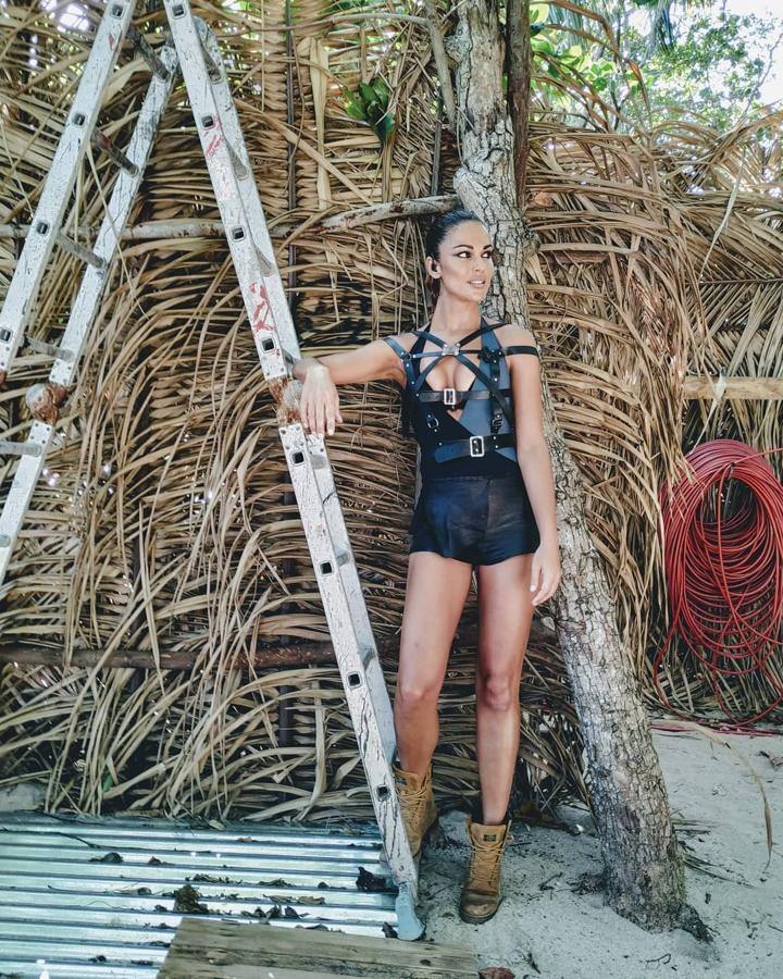 Al más puro estilo Lara Croft, nuestra Lara española lució así de increíble con un bañador negro de Red Point, arnés de Samurai San Fashion Harnesses y botas de Panama Jack.