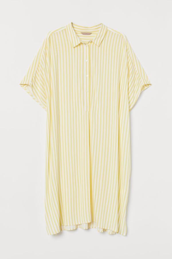 Vestido camisero en crepé de viscosa, con cuello, tapeta de botones, mangas dolman cortas y aberturas laterales. Largo hasta la rodilla (H&M, 24,99 euros).