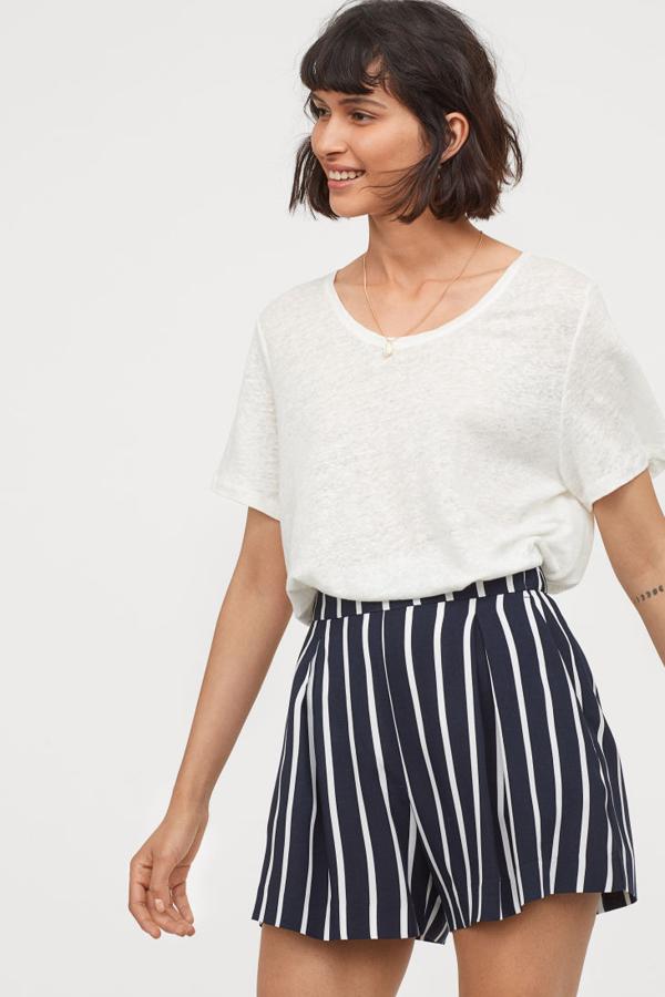 ¿Qué necesitas para sobrevivir al verano? Un short azul marino a rayas blancas. ¡Viva el estilo marinero! Cuesta 9,99 euros en  H&M  .