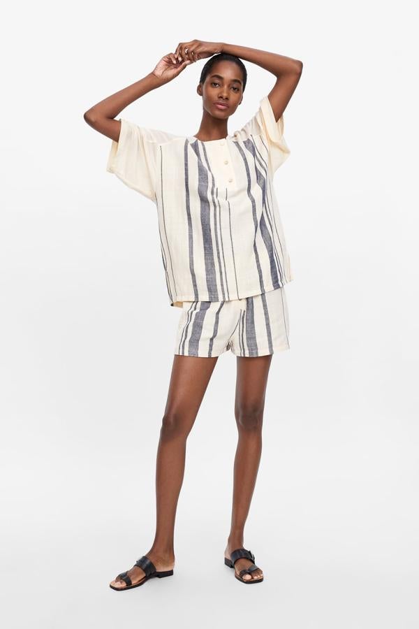 ¿Te atreves con el total look? Rayas azules y fondo crema para un look de 10. Cuesta 17,95 euros en  Zara .