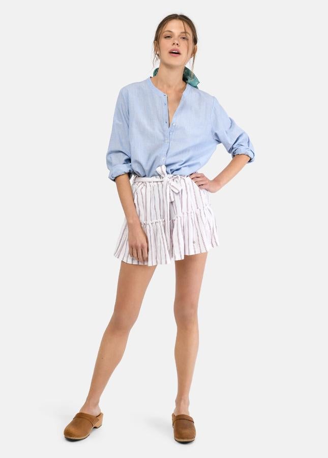 Los volantes hacen de trampantojo: parece falda, pero pantalón es. Cuesta 39,90 en  Brownie .