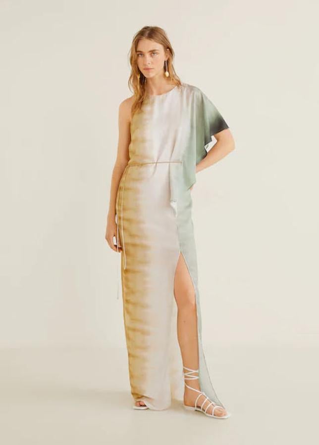 Vestido largo asimétrico con abertura en el bajo, 69,99 euros.