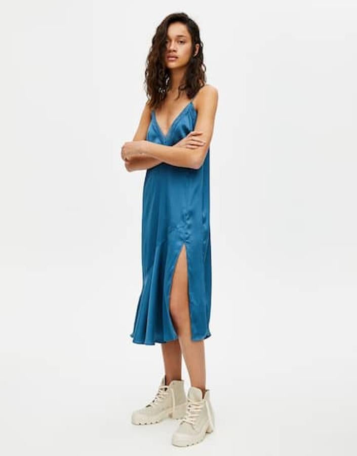Vestido lencero satinado con corte midi y en color azul intenso,  19,99 euros .