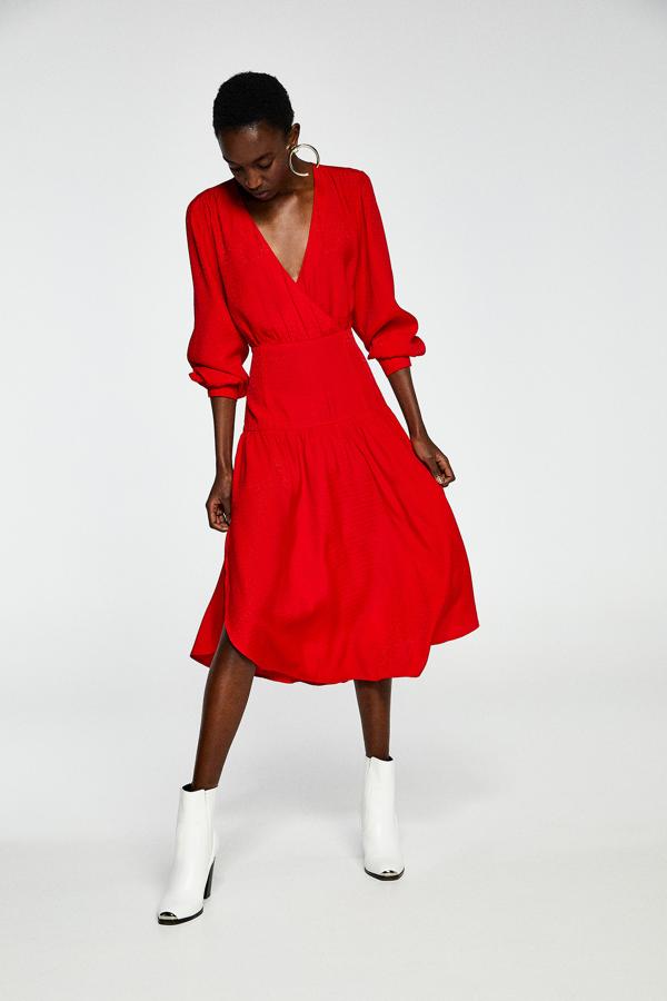 Uno de nuestros clones favoritos del vestido de Ferragamo de la Reina es este diseño de Sferam que cuesta 39.99 euros.