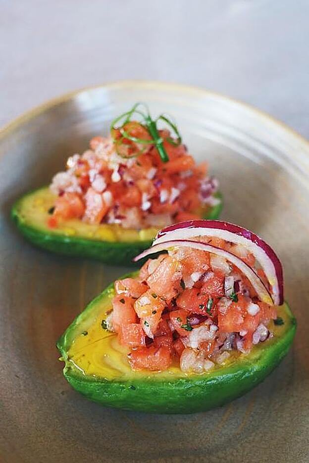 Aguacate relleno de bonito acevichado