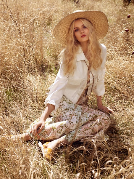 Chaqueta, vestido y bolso, todo de Mango; sandalias de Mibo y sombrero vintage.