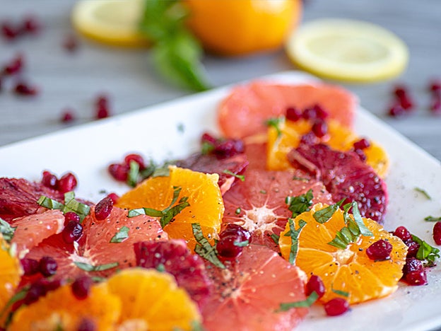 Los alimentos ricos en vitamina C funcionan como un fototpotctor solar natural.