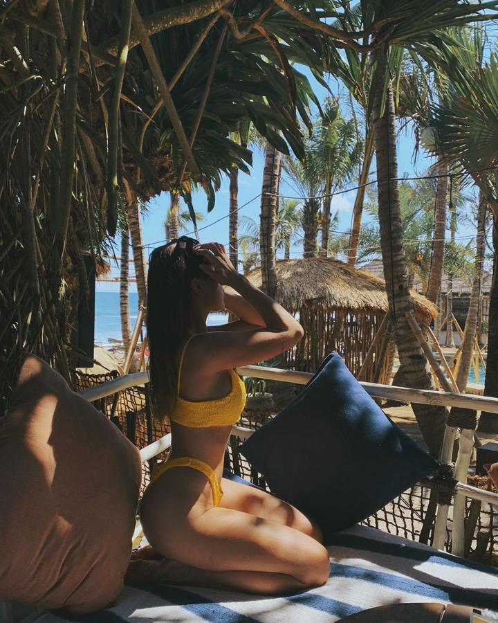 Paula Gonu posa súper sexy con un bikini amarillo con braguita escotada, al más puro estilo años '90.