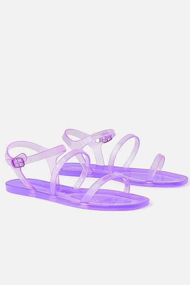 Sandalias de tiras de plástico de Zara, disponibles en diferentes colores.