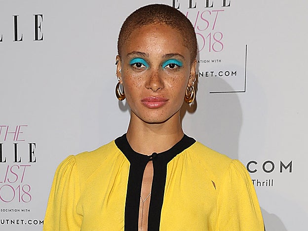 El azul vibrante que luce la modelo Adwoa Aboah es perfecto para las mujeres de piel morena.