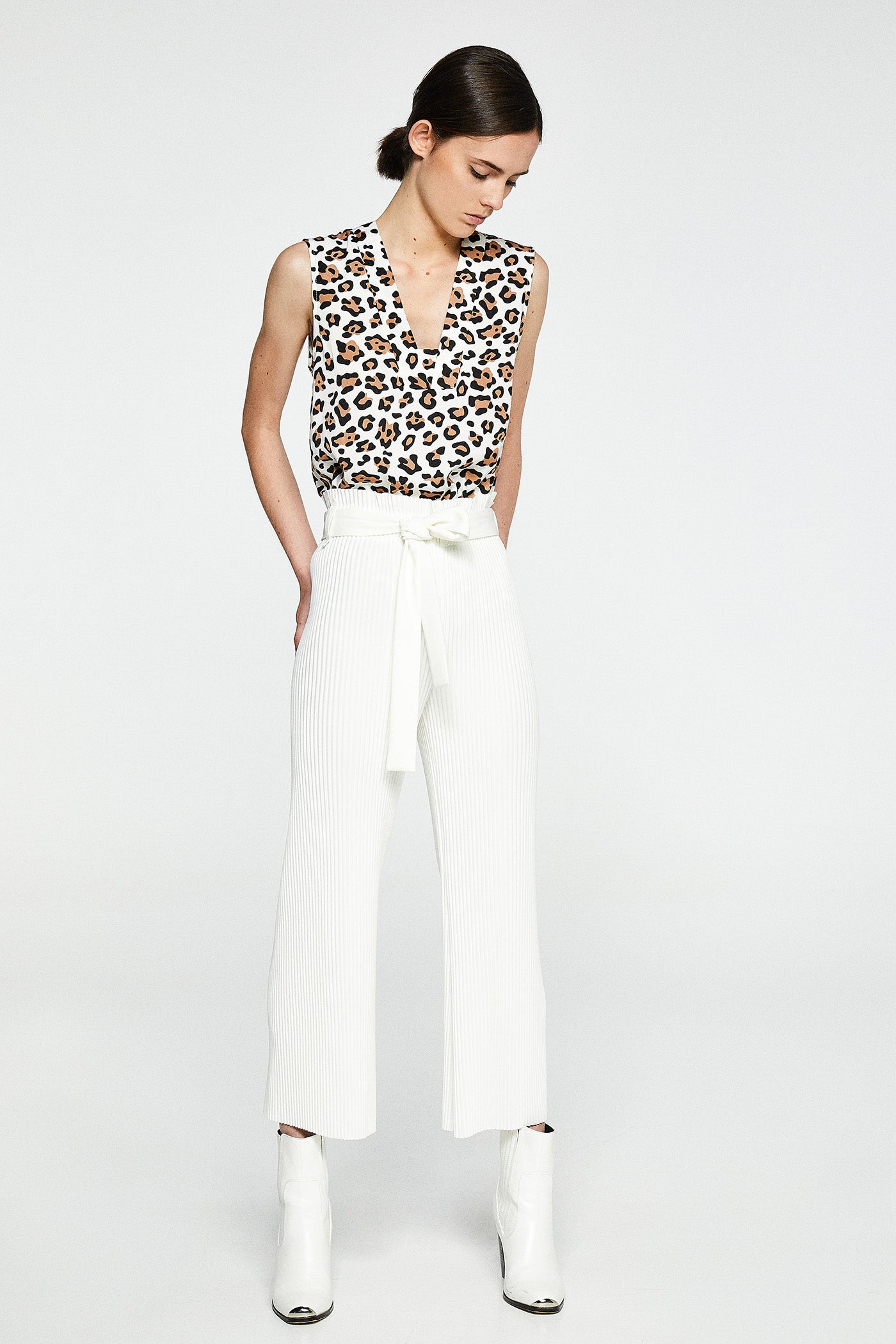 El 'animal print' sobrevive al verano y llega en forma de tops como este de Sfera (13.99 euros).