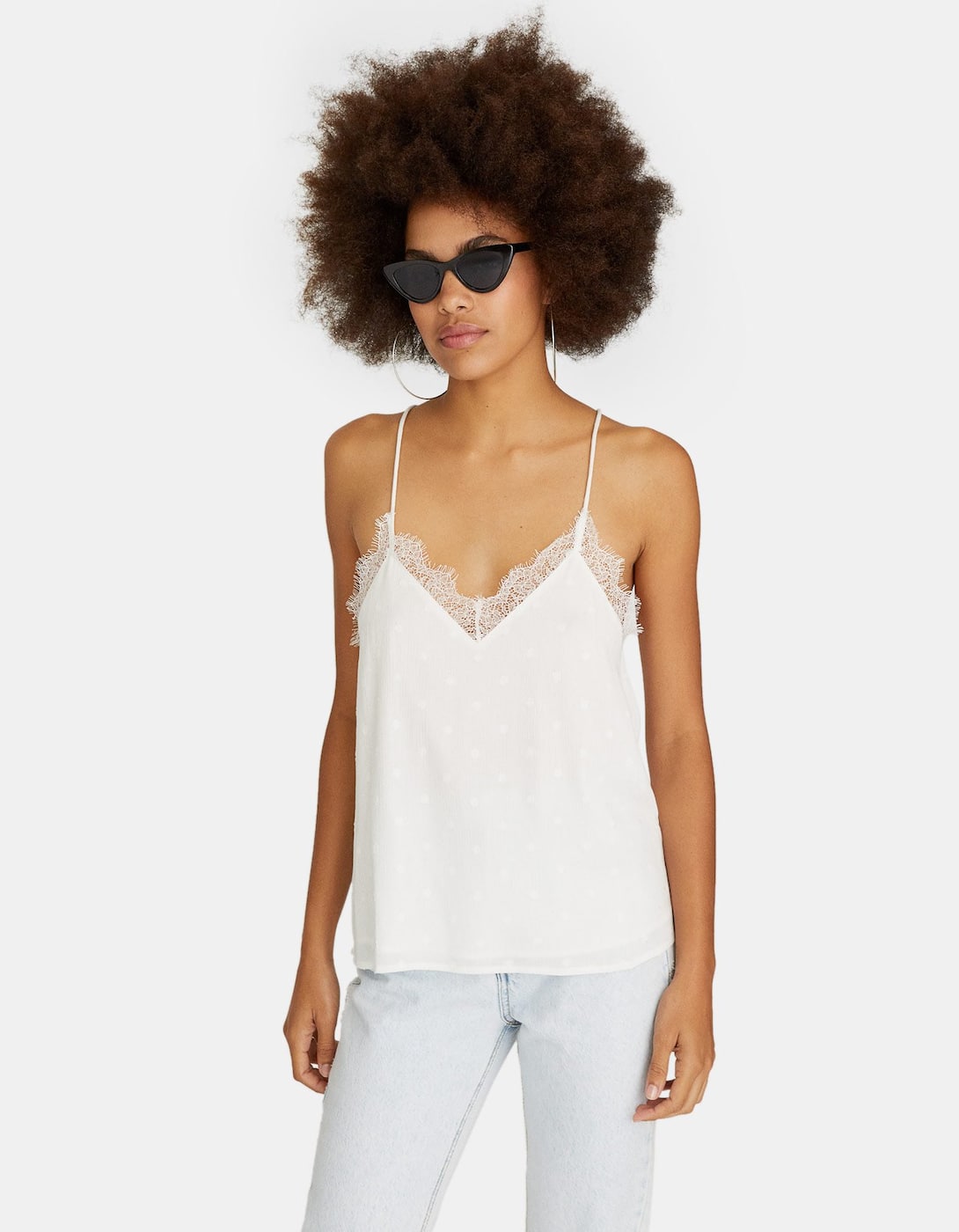 Un básico que no puede faltar en tu fondo de armario. Este blanco de Stradivarius cuesta 15.99 euros.