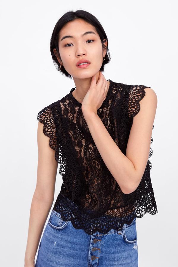 Cuerpo de cuello redondo y manga sisa confeccionado en guipur. Cierra en la espalda con una cremallera oculta enla costura (25,95 euros).