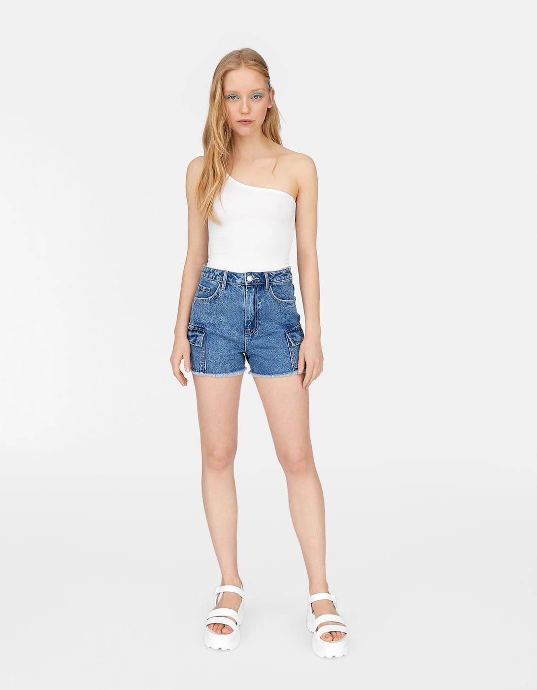 Los pantalones cargo se han trasladado a los shorts para que sigas llevando esta tendencia tan favorecedora esta temporada. De Stradivarius. (17,99 euros).