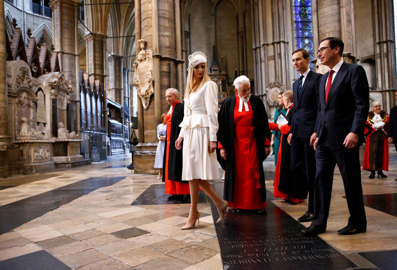 En esta visita de estado de los Trump a Inglaterra no podía faltar la mano derecha del presidente, su hija Ivanka, que lució impecable con este look de día en blanco.