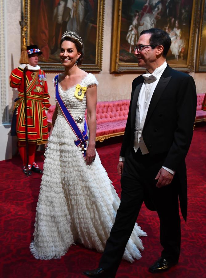 Kate Middleton se vistió de princesa con un imponente vestido (blanco, por supuesto) de Alexander McQueen con volantes superpuestos y escote 'off the shoulders' que acompañó de imponentes piezas del joyero real: unos pendientes de diamantes y zafiros de la Reina, una pulsera de perlas y la tiara Lover’s knot, la favorita de Lady Di.