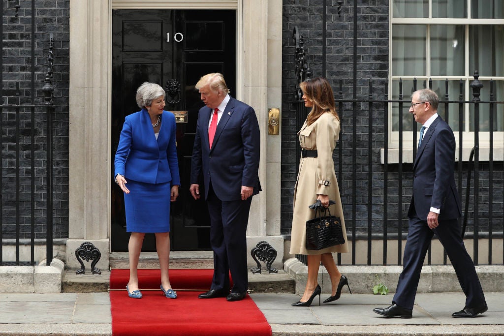 Para visitar a Theresa May en su (todavía) residencia del 10 de Downing Street, Melania Trump ha apostado por un look de marcado carácter 'british'... pero con firma francesa: la Primera Dama ha combinado una maravillosa gabardina ceñida con cinturón de Celine, y un lujoso Birkin de Hermès en piel de cocodrilo.