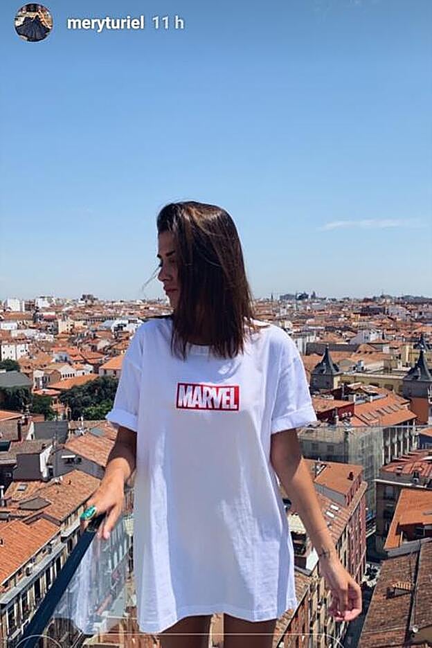 Mery Turiel ya se ha hecho con esta camiseta de chico de H&M que queremos en nuestros looks.