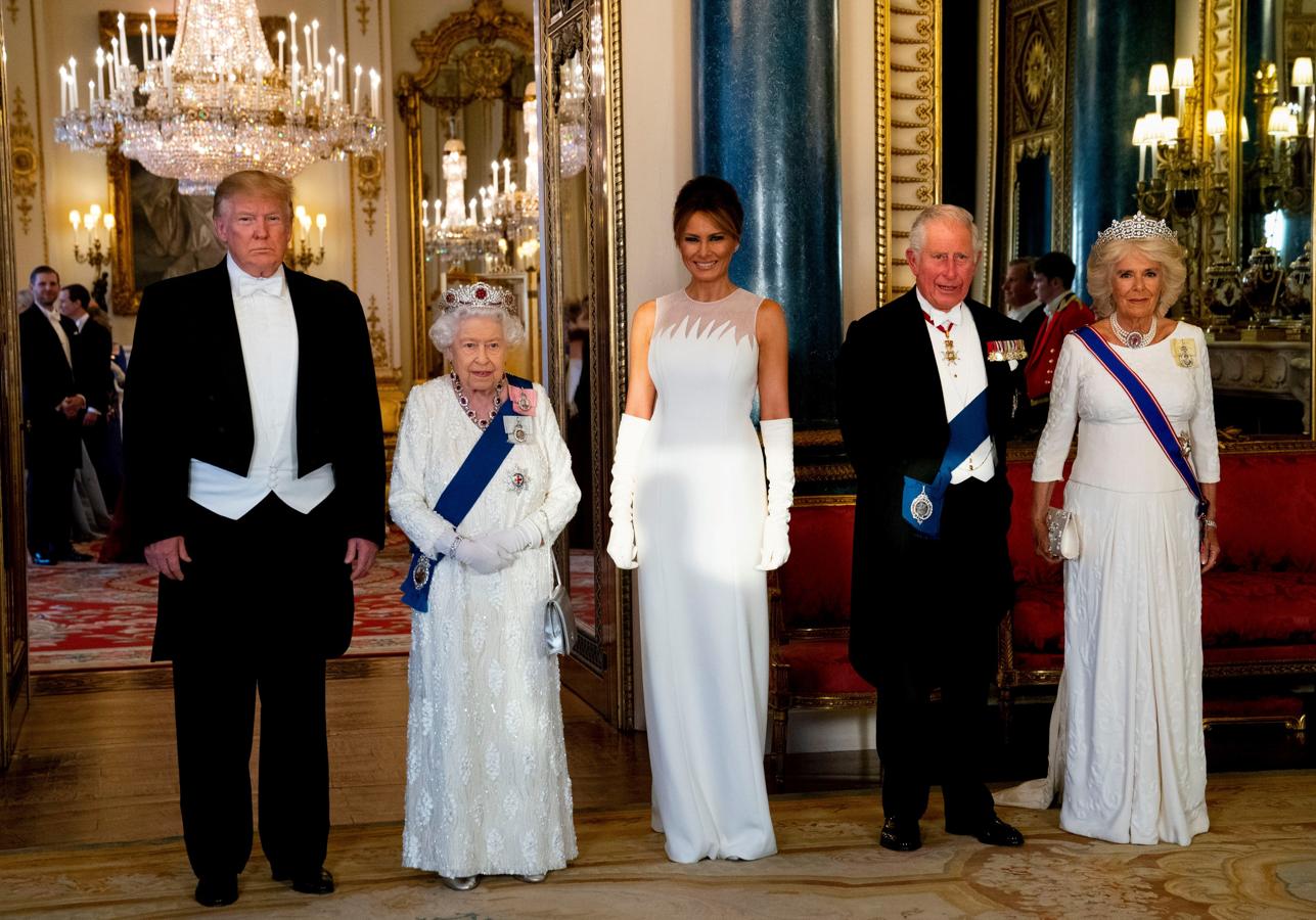 No sabemos si el 'dress code' de palacio lo exigía, pero para acudir a la cena de gala que se ofreció en Buckingham en honor a los Trump, tanto la primera dama de EE.UU., como la Reina Isabel y la Duquesa de Cornualles eligieron el blanco para sus looks.