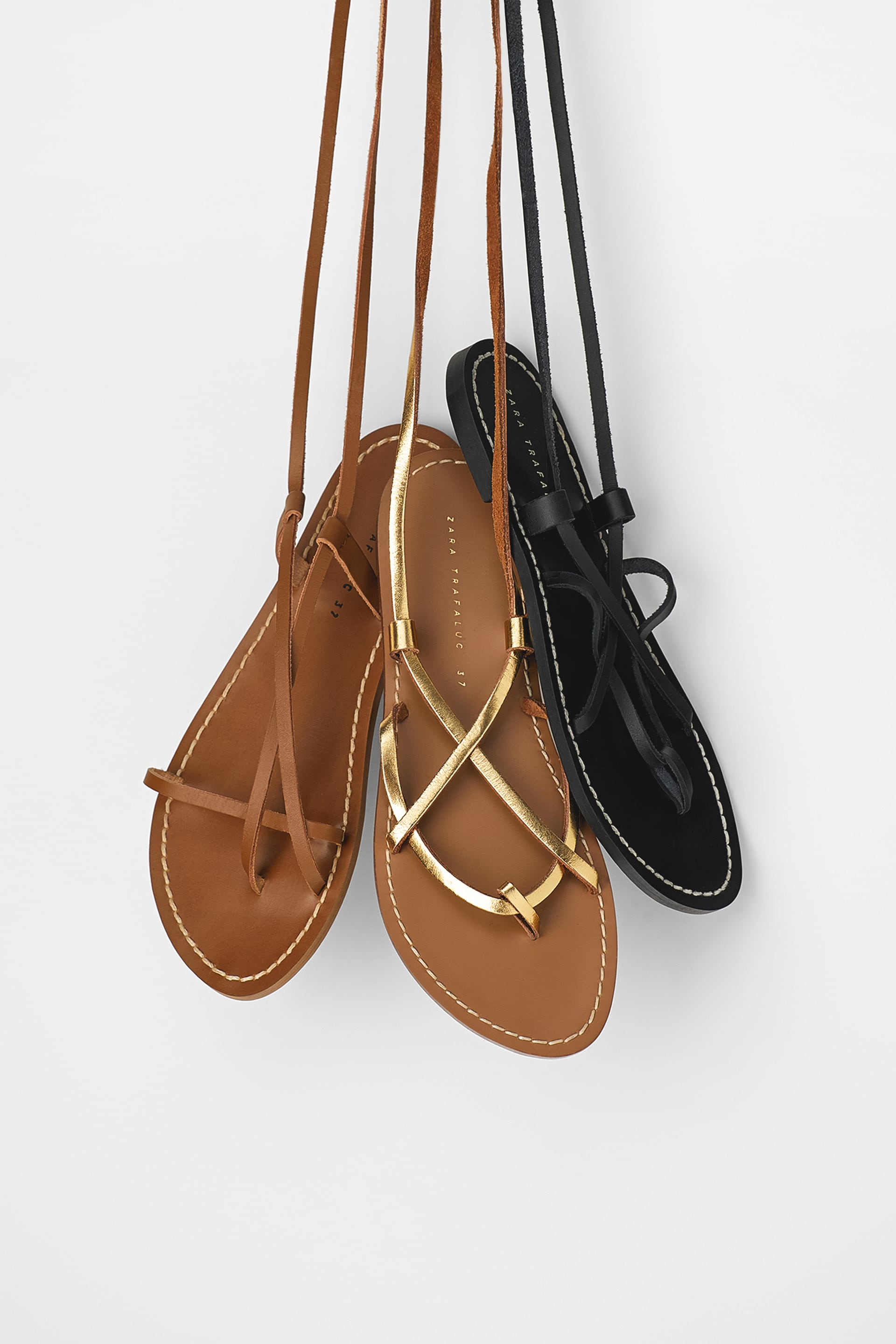 No hay verano sin sandalias de tiras en nuestro armario, y estas de Zara (25.95 euros) además de baratas, son perfectas para llevar con absolutamente todos tus looks.