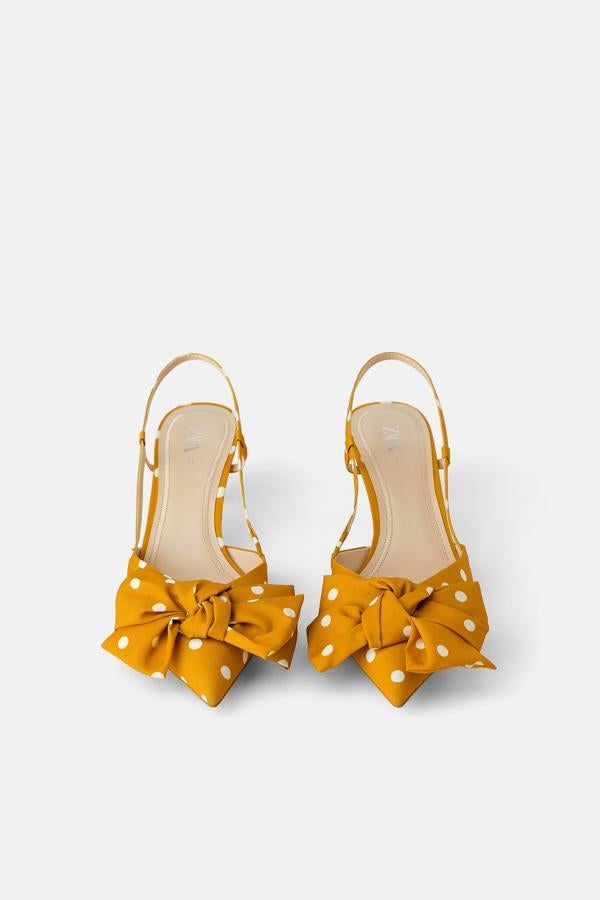 Tenemos auténtica debilidad por estos originales zapatos mostaza con estampado de lunares y detalle de lazo. Por los 29.95 euros que cuestan, merece la pena darse un capricho un tanto llamativo.