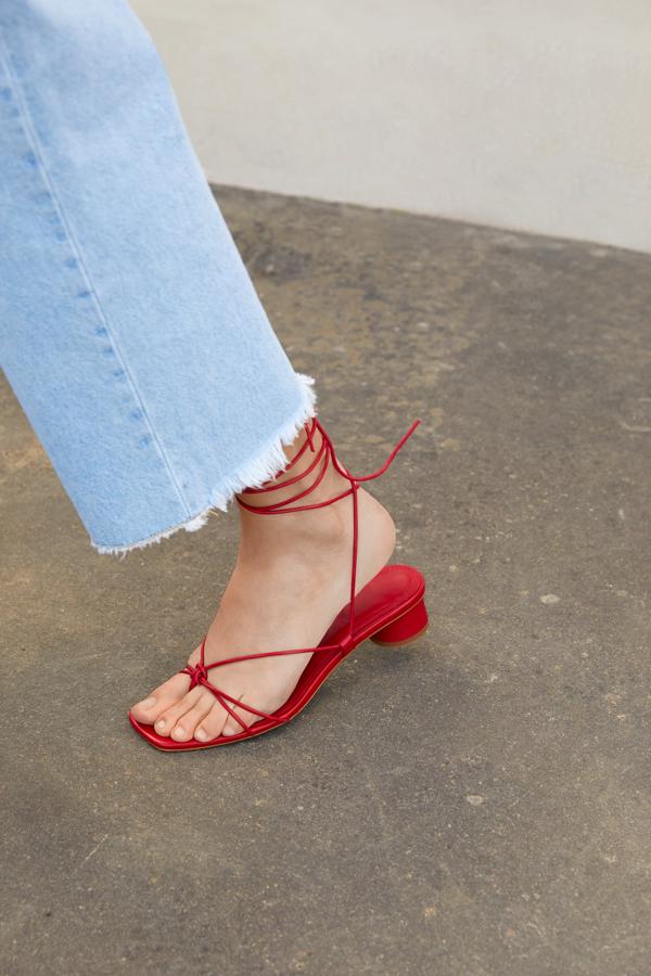Otras sandalias minimalistas que no quitarás en todo el verano son estas en rojo. Su precio en Zara: 39.95 euros.