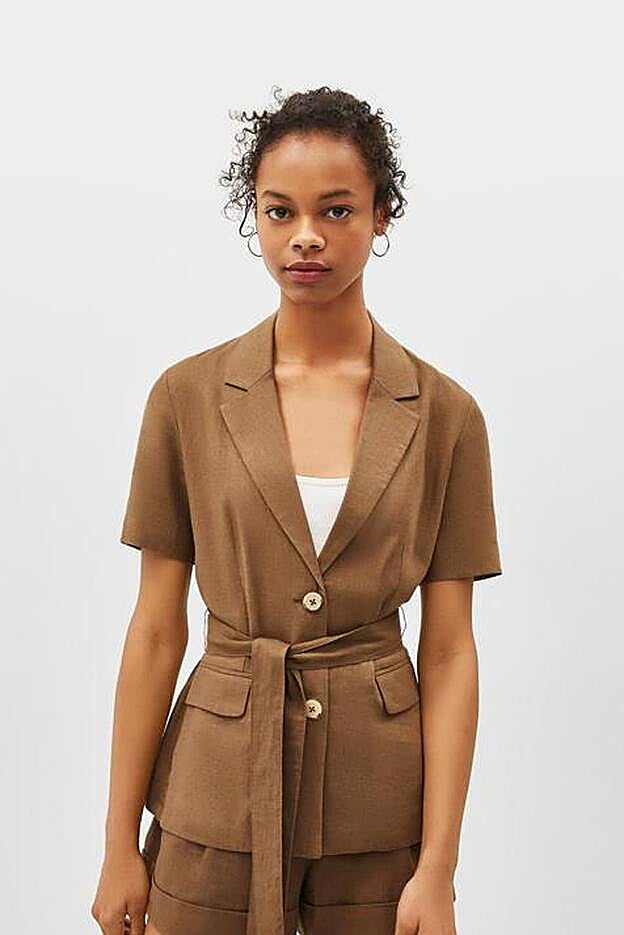 Traje de chaqueta de manga corta y bermuda, de Bershka.