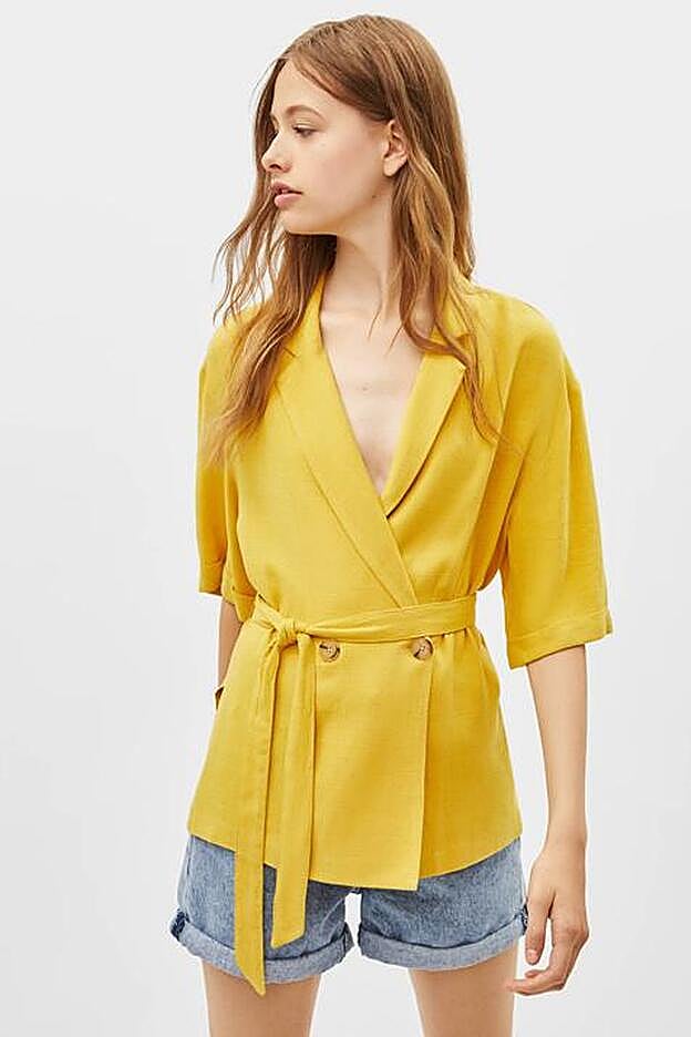 Americana de manga corta, de Bershka (25,99 euros).