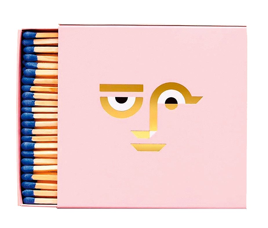 Con esta caja de cerillas tamaño XL Octaevo hace un tributo al jefe de las Musas, el dios de la música, la poesía y la luz de la verdad. ¿Su nombre? Apollo.