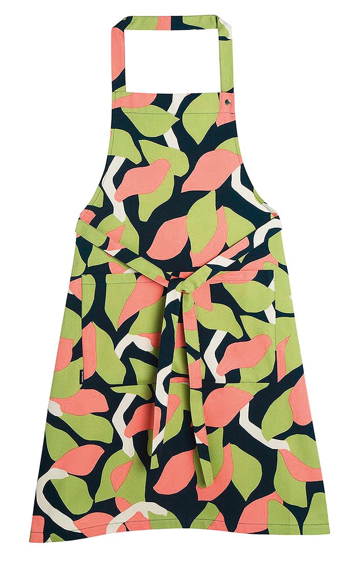 El ruso-finlandés Paavo Halonen firma el estampado Kukero de este delantal de algodon. Comercializado por Marimekko, tiene correas ajustables a cuello y cintura.