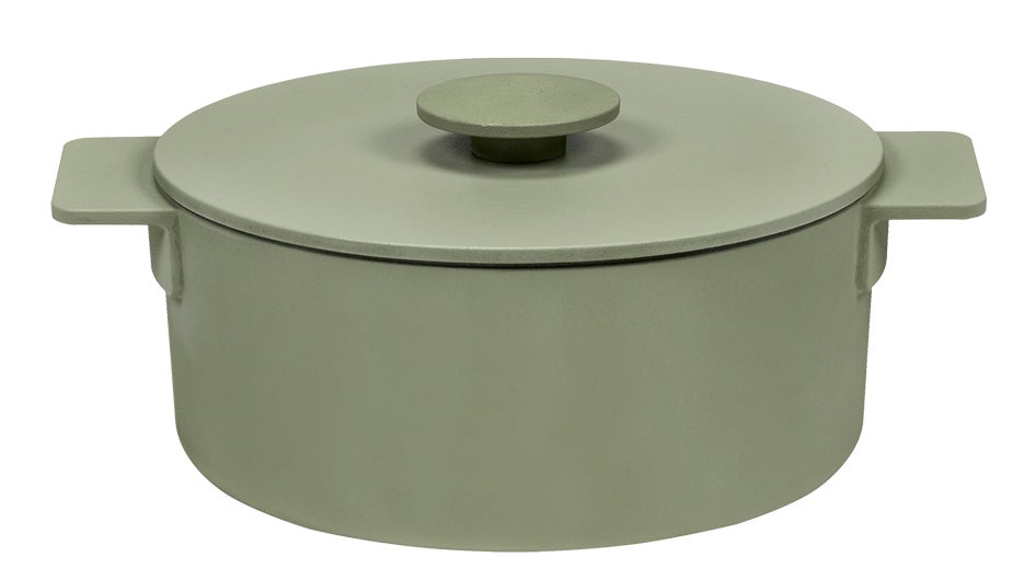 Hechos en hierro fundido esmaltado, estos cazos y sartenes admiten cualquier fuente de calor. Están disponibles en verde y negro.