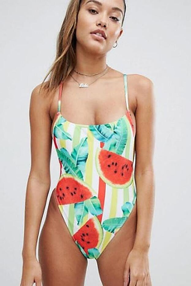 Bañador de tirantes con escote cuadrado y estampado de sandía de Jaded London, 33,49 euros.