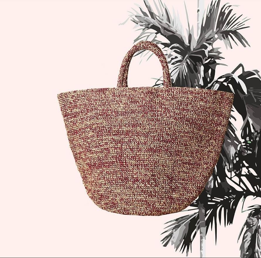 Los maxi capazos son los mejores aliados del verano, y este de Brussosa te combinará absolutamente con todo, y te lo querrás poner tanto para ir de 'shopping', como para la playa (145 euros).