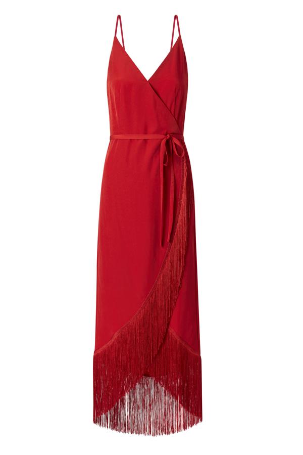 ¿Y qué nos decís de este elegantísimo vestido de silueta 'wrap' en rojo carmesí con bajo rematado con flecos? Sin duda, uno de nuestros favoritos para conseguir un look de invitada perfecta este verano. Precio: 49.99 euros en Mango.