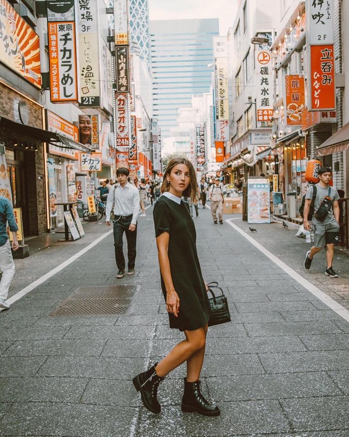 Alexandra Pereira sorprendió con  este vestido negro  con cuello de camisa por su precio. Es de Lefties y cuesta 13 euros. Lo combinó con botas de cordones de la misma firma.