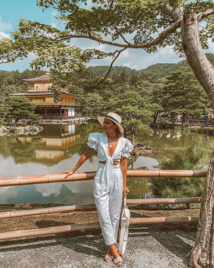 La luna de miel de la influencer nos dejó un montón de looks inspiradores. Uno de los más sencillos y estilosos fue este conjunto de dos piezas de blusa anudada y pantalón de pinzas de la firma portuguesa Kaoa.