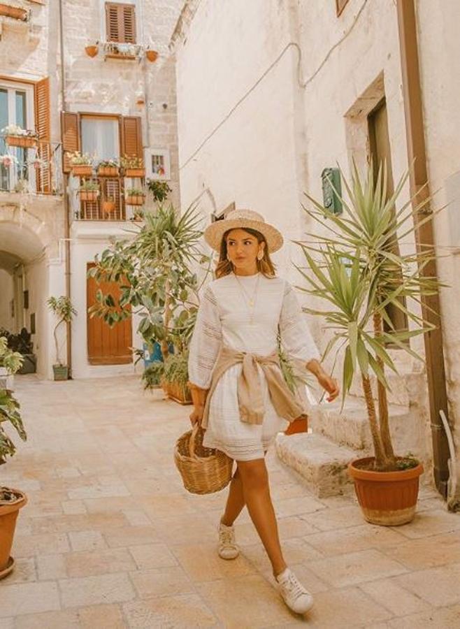 Uno de sus puntos fuertes son los vestidos románticos. Este de su colección es uno de esos que no te quitas en todo el verano y Alexandra demuestra que se puede llevar incluso con zapatillas.