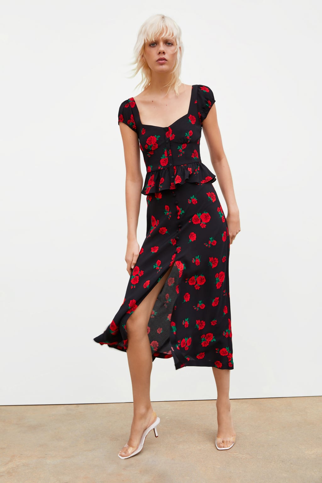 Conjunto de pantalón fluido y top con botones y estampado floral: 22,95 euros el top y 25,95 euros los pantalones.