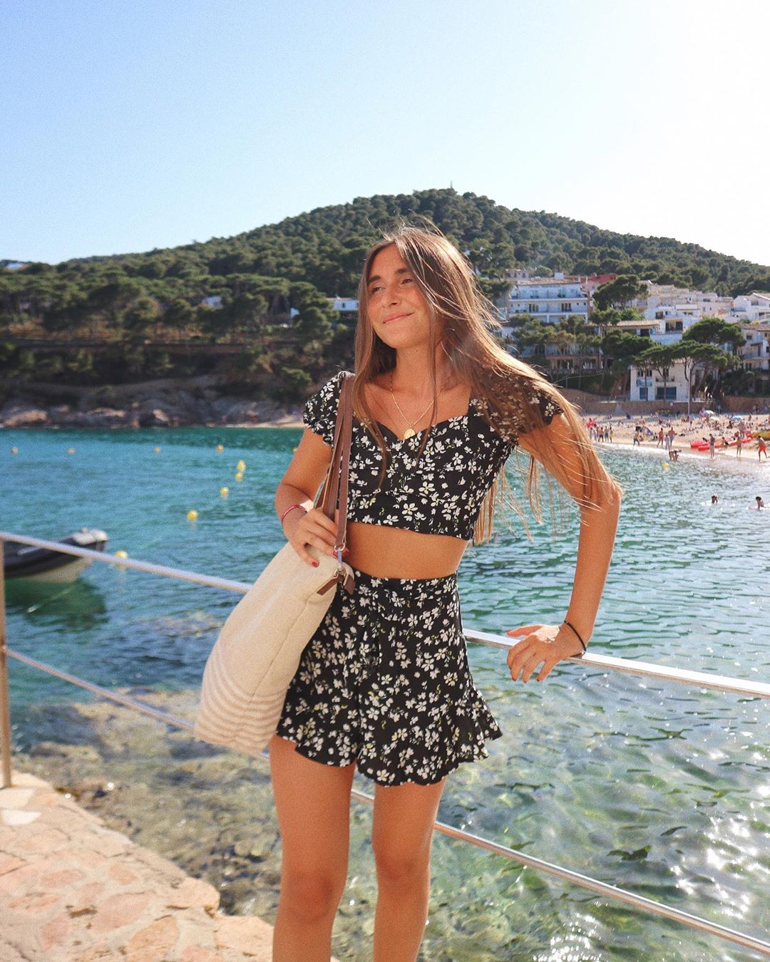 Elena Brotons con conjunto de falda y top de Pull & Bear.