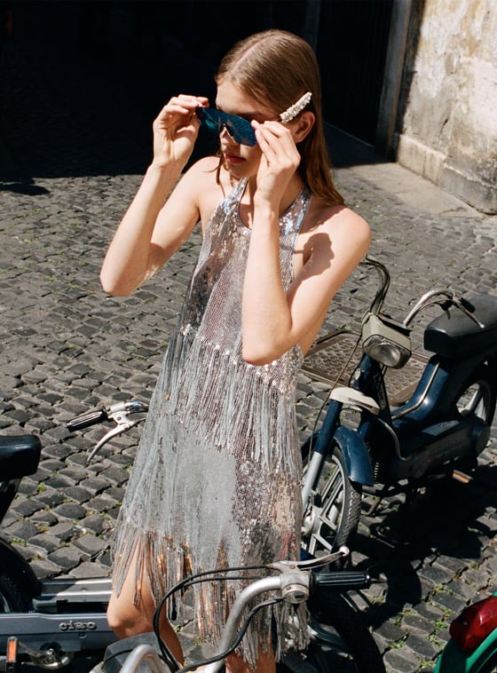 Vestido corto de lentejuelas con flecos, edición limitada: 29,95 euros en Zara.