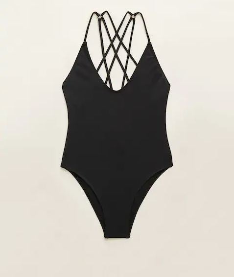 Bikini negro de Mango con pernera alta para presumir de piernas bonitas y espalda con escote cruzado. (35,99 euros).