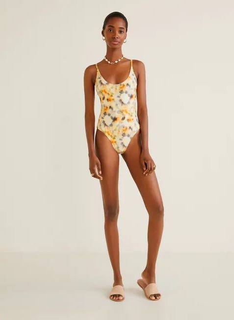 Pura tendencia de esta temporada: bañador estampado tie-dye con escote redondo. (35,99 euros).