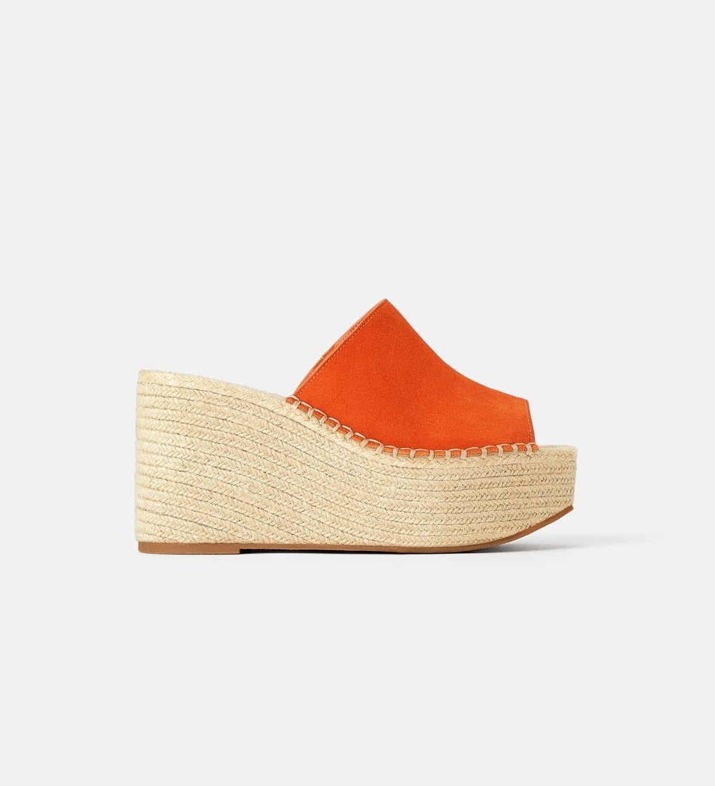 Dale color a tus looks con esta cuña de serraje destalonada en tono naranja. De Zara. (39,95 euros).