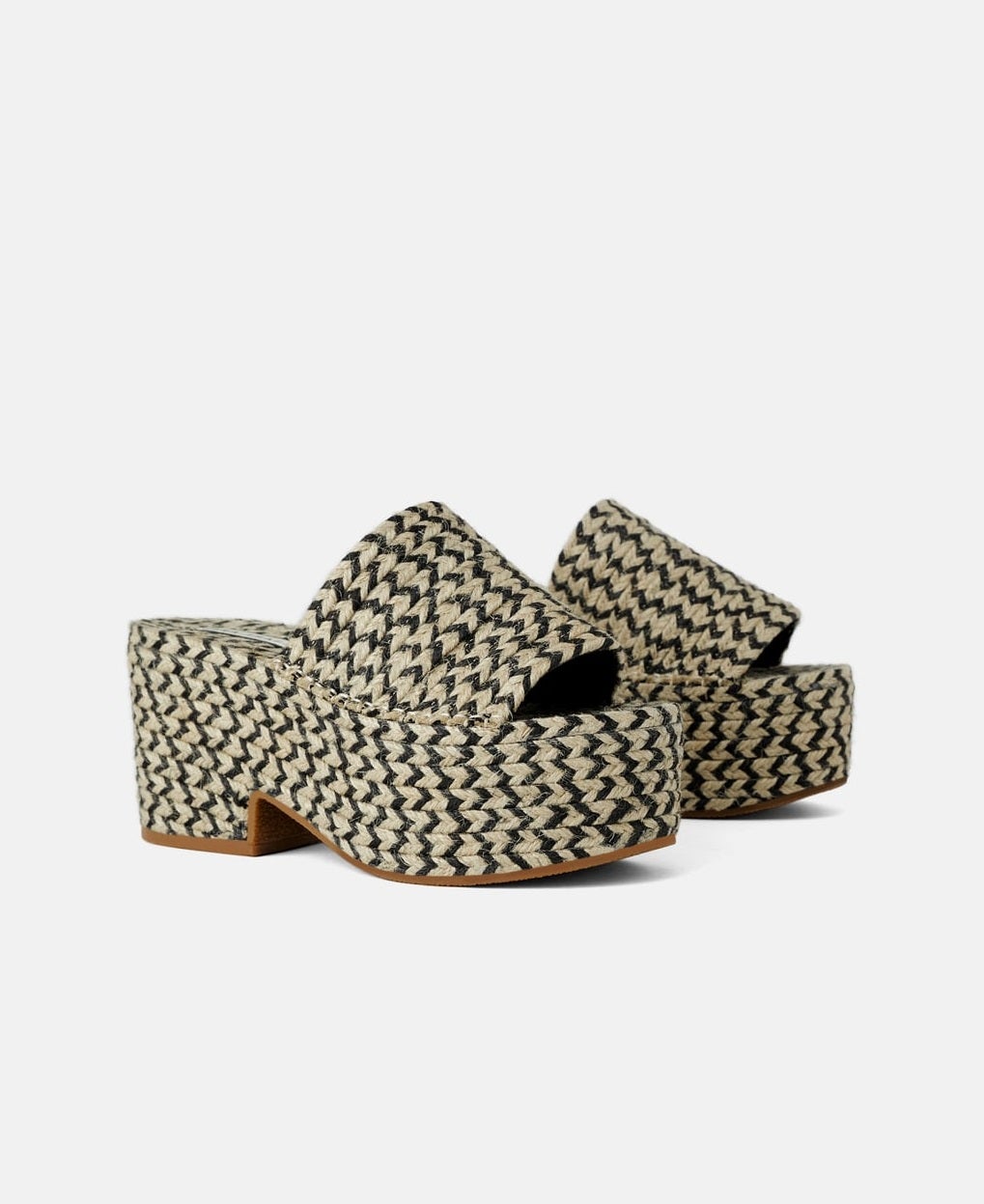 Cuña trenzada en zigzag de tonos beis y negro de Zara. (39,95 euros).