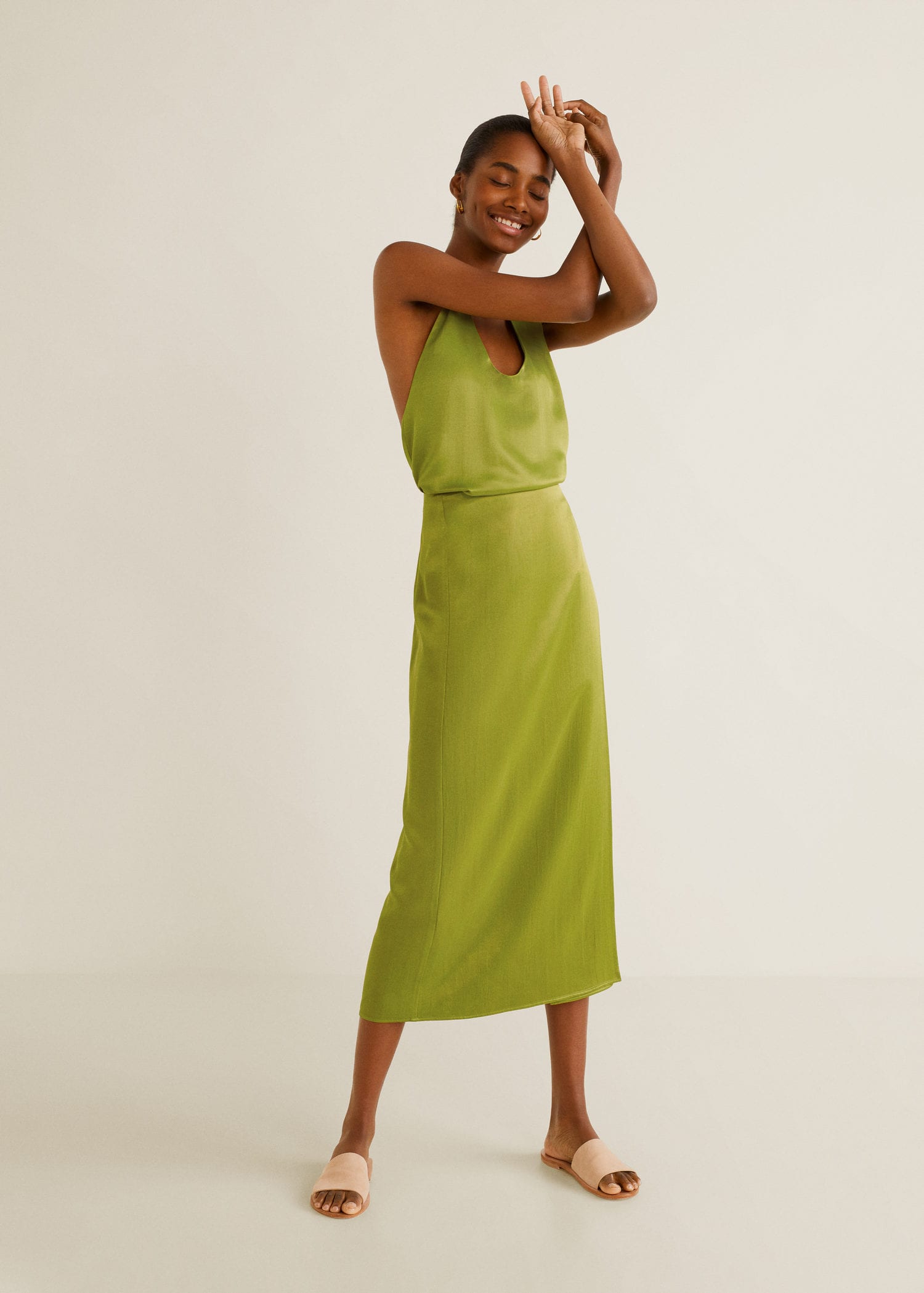 ¿Os imagináis que la Reina acude a la recepción del Palacio de la Almudaina, en Palma, este verano, con un look 'low cost' de Mango? Este conjunto de satén verde con top (29.99 euros) y falda midi (39.99 euros) de Mango sería perfecto.