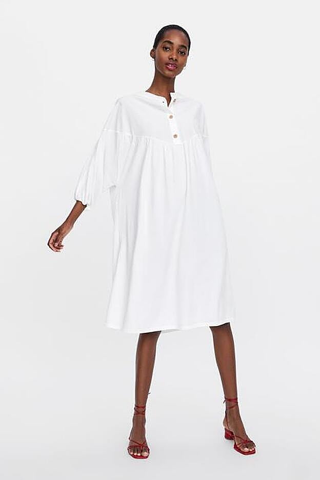 Vestido de algodón oversize de Zara para copiar el look de Gala González y disimular los kilos de más.