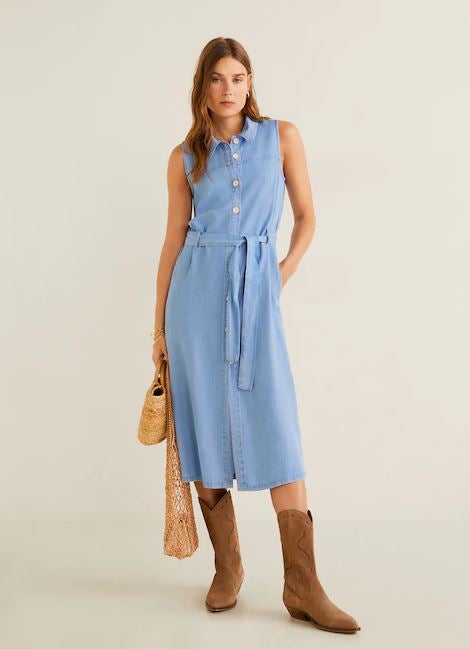 Este vestido vaquero en tejido soft, ahora que tanto a  Letizia como a Meghan Markle  les ha entrado la fiebre dénim. Este de Mango cuesta 35.99 euros.